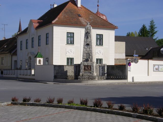 Pfarrhof mit Lichtsäule und Kriegerdenkmal